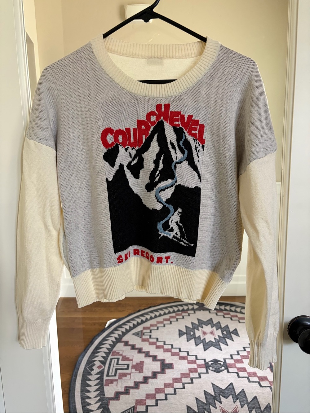 AIIRZ Ski Resort Graphic Crewneck Sweater - Cream & Light Gray